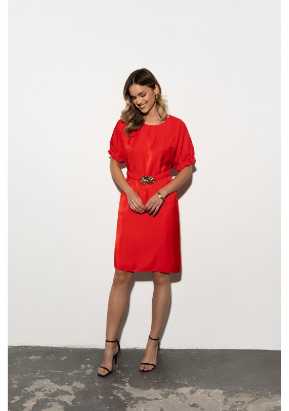 Elegancka czerwona sukienka z delikatnym połyskiem Trudi ZAPS ZAP063